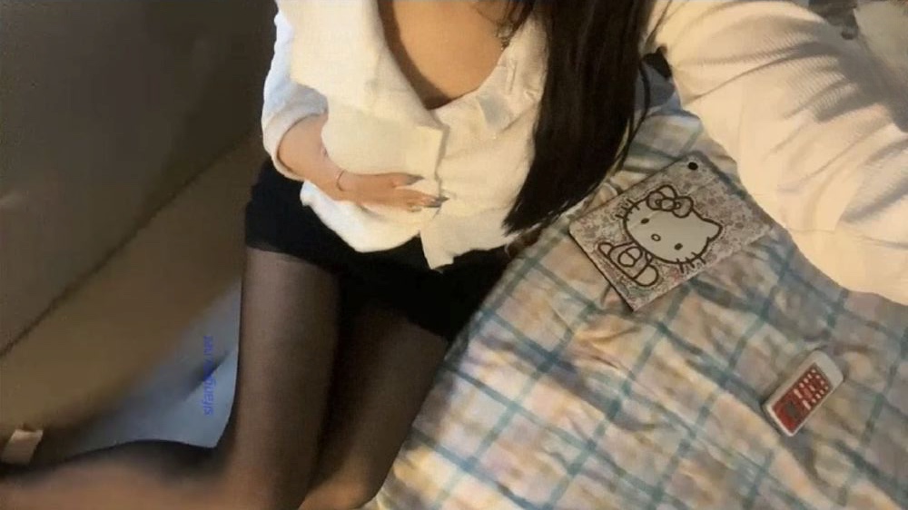 超清纯美女极致反差裸聊特写，红绿灯寸止帮撸预览图01