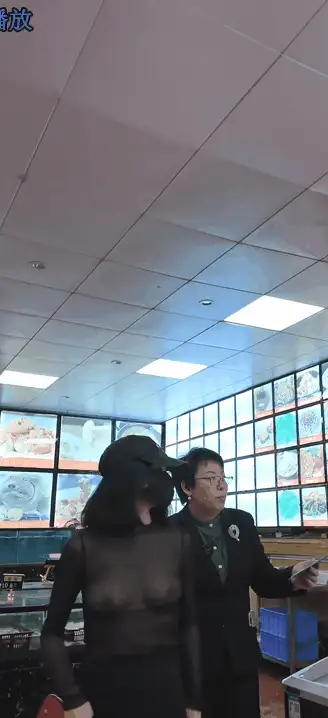 cikaimoon直接在点餐沙滩商场各种地方全裸露出预览图06