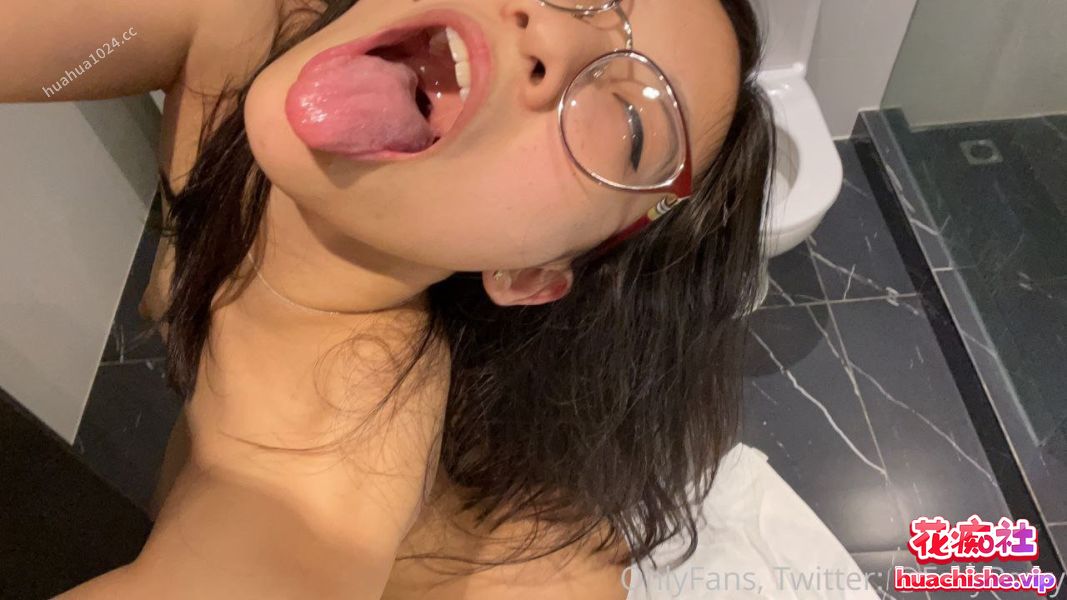 极品眼镜反差婊eskyperry 大尺度泄密预览图05