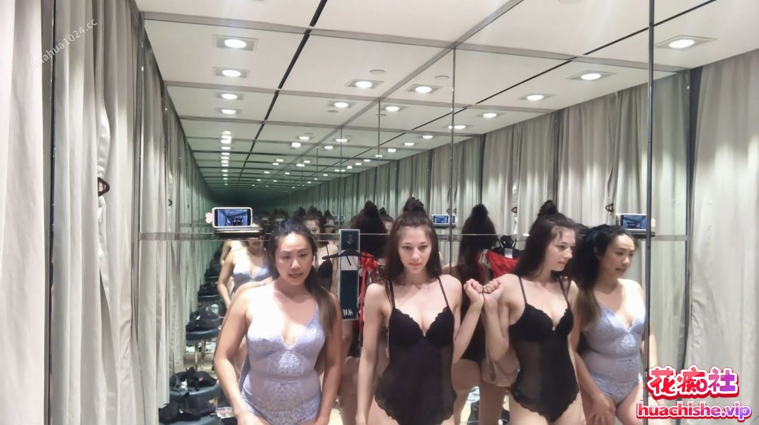 极品泄密 身材超正混血女神和闺蜜试衣间换衣流出预览图03