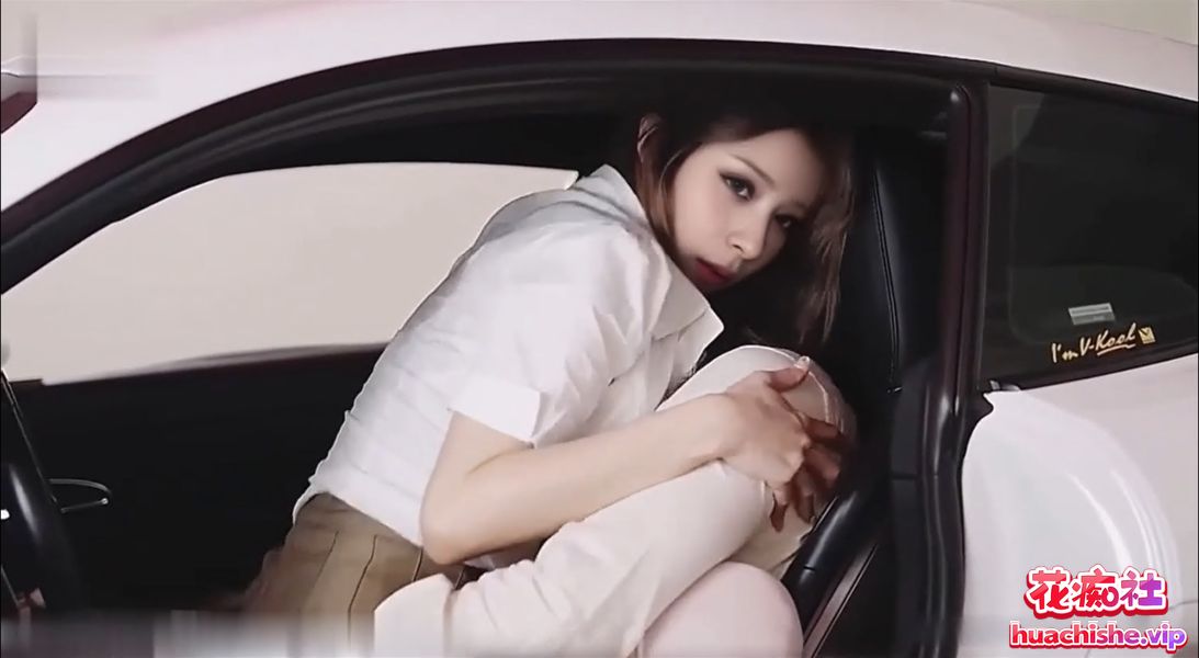 AI美依礼芽 发情的小母狗车震被按着头口交预览图02
