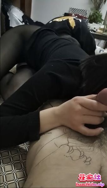 考试没考好 短发呆萌学生妹被俩小青年带回家啪啪预览图01
