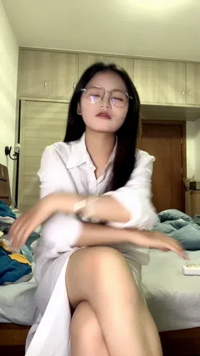 困困兔 网络爆红的宿舍黑衣眼镜妹合集预览图11