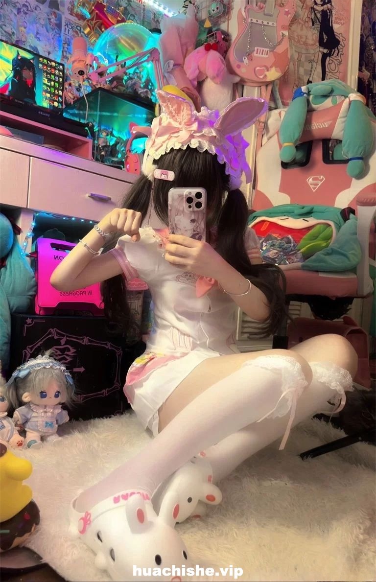 钙片老师 清纯嫩妹COS女神渔网袜自慰预览图02