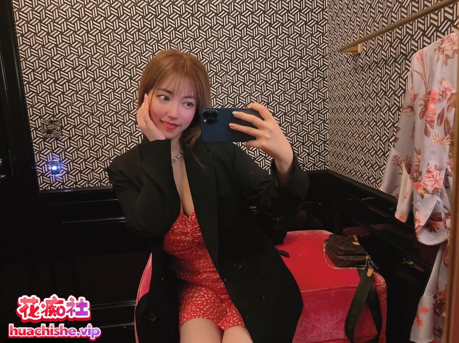 极品巨乳女神WisdomZ酒月调教自拍预览图01