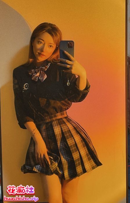 极品巨乳女神WisdomZ酒月调教自拍预览图18