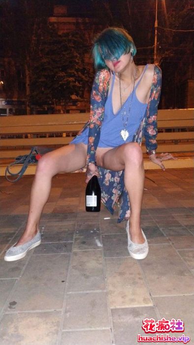 Forest Whore 重口多人SM调教户外露出拳交喝尿合集预览图09